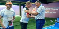 Foto: ISSF / ISSF-Präsident Luciano Rossi ist immer ganz nah an den Athleten dran, hier gratuliert er Christian Reitz beim Weltcup in Lima.
