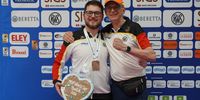 Foto: DSB / Medaille für Florian Peter, Siegerfaust von Bundestrainer Detlef Glenz und das Herz für?