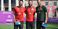 Foto: Eckhard Frerichs / Der neue Deutsche Meister Felix Wieser (Mitte) strahlt über beide Backen