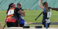 Foto: DSB / Strahlende Dreifach-Siegerin! Sofia Weber gewann nach Mixed und Team auch das Einzel im Trap und wird hier von Europameisterin Kathrin Murche gedrückt. 