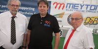Foto: Rainer Thamm / Die DSB-Wettkampfleitung mit Otmar Martin (links) und Gerhard Furnier (rechts) danken Meyton-Geschäftsführer Steffen Hoffmann für die großartige Unterstützung.