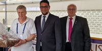 Foto: DSJ / Claus Hornung wurde für seine langjährige ehrenamtliche Tätigkeit vom ISSF Technical Delegate Oscar Martinez und von DSB-Vizepräsident Jugend Stefan Rinke gewürdigt.