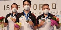 Foto: DSB / So sehen Sieger aus: Christian Reitz, Florian Peter und Oliver Geis gewannen Gold im Teamwettbewerb mit der Schnellfeuerpistole.