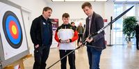 Foto: City-Press / Nachwuchsschütze Phil Lüttmerding stand interessierten Journalisten für den Bogensport Rede und Antwort bei der Pressekonferenz.