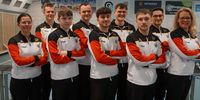 Foto: Sophia Benterbusch / Das männliche Luftpistolenteam für die WM in Suhl mit den Betreuern und Bundestrainerin Jördis Grabe (links).