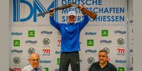 Foto: DSB / Vizepräsident Sport Gerhard Furnier, Luis Lange, Nachwuchsschützen des Jahres und Ralf Müller, Prokurist H. Krieghoff GmbH.
