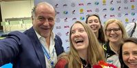 Foto: DSB / Gute Laune überall: ISSF-Präsident Luciano Rossi macht ein Selfie mit dem deutschen Team um Silbermedaillengewinnerin Doreen Vennekamp.