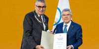 Foto: World Archery / Aus den Händen von IOC-Präsident Thomas Bach erhielt WA-Präsident Prof. Dr. Ugur Erdener den Olympischen Orden.