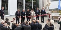 Foto: DSB / Der feierliche Moment (v.l.): Prof. Ugur Erdener, Friedhelm Beucher, Hans-Heinrich von Schönfels, Uschi Schmitz, Gert-Uwe Mende und Alexander Ratner zerschneiden symbolisch das Band vor zahlreichen Gästen und Kameras.