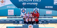 Foto: World Archery / Unvergessen und historisch! Das deutsche Recurve-Frauenteam mit Katharina Bauer, Michelle Kroppen und Charline Schwarz ist Weltmeister und posiert hier mit den Teams aus Frankreich und Mexiko.