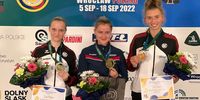 Foto: DSB / Larissa Weindorf (links) und Finnja Rentmeister rahmen Europameisterin Julie Johannessen (NOR) ein.