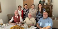 Foto: DSZ / Bei der Feier zum 80. Geburtstag (v.li.): Präsident Franz Brunner, Jubilar Max Mückl, Landessportleiter Ernst Adler, hintere Reihe Herta Zeiler, Tochter Antonia, Rosi Lautenschlager und Enkelin Johanna.