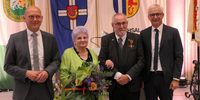Foto: BSV / Der Bürgermeister der Gemeinde Hambrücken Marc Wagner, Elisabeth und Roland H. Wittmer und Landrat Dr. Christoph Schnaudigel (v.l.).