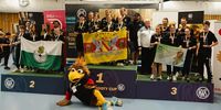 Foto: DSJ / Die siegreichen Teams mit den Spitzenschützen sowie DSJ-Maskottchen Shooty.