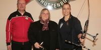 Foto: Margrit Kunde / Landesjugendleiter Andreas Seibt mit Karin Bass und Martina Suhling, die sich über die ausgehändigte Luftpistole bzw. den Sportbogen freuten.