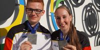 Foto: DSB / Strahlen mit der Silbermedaille: Annabelle Lotter und Benedikt Ascher nach ihrem Coup im Luftgewehr Mixed.