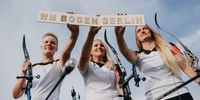Foto: Lisa Haensch / Michelle Kroppen, Katharina Bauer und Charline Schwarz zeigen es an: Die WM Bogen Berlin steht bald an.