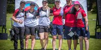 Foto: World Archery / Auf dem Foto gemeinsam, am Sonntag gegeneinander um Gold: Die Recurve-Frauenteams aus Deutschland und Großbritannien.