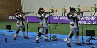 Foto: Harald Strier / Starker Auftritt von den Luftgewehr-Frauen Anna Janßen, Hannah Steffen und Denise Palberg (v.l.), der mit WM-Platz vier belohnt wird.