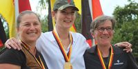 Foto: Michael Eck / Die Medaillengewinnerinnen in der Damenklasse strahlen. Lisa Schönwald, Silvia Gögl und Ruth Bormeier-Lütz (von links)
