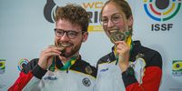 Foto: David Koenders / Gold schmeckt! Maximilian Ulbrich und Anna Janßen gelingt ein Gold-Coup im Luftgewehr Mixed.