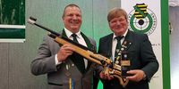 Foto: SSB / DSB-Vizepräsident Gerd Hamm (rechts) überreichte dem frisch gewählten SSB-Präsidenten Roland Ermer ein Luftgewehr der Firma Carl Walther und die Munition von RUAG.