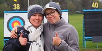 Foto: WAE / Elina Idensen (links) und Elisa Tartler schießen beim Grand Prix in Lilleshall am Samstag um Einzel-Gold bzw. -Bronze.