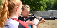 Foto: Sportstiftung NRW / Foto Andrea Bowinkelmann / Vor dem Wettkampf wurden die Teilnehmer von DSB-Athleten in das Schießen eingewiesen.